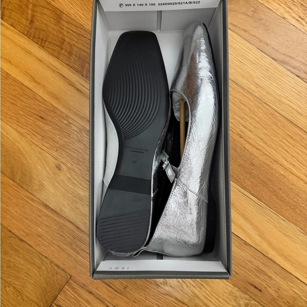 NWT Vagabond Delia Mary Jane Flats in Silver - Picture 7 of 8